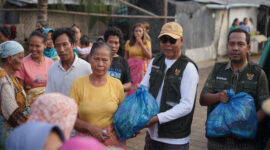 Baznas Lotim saat memberikan bantuan kepada korban banjir dalam daerah seperti yang terjadi di beberapa desa di wilayah Kecamatan Jerowaru.