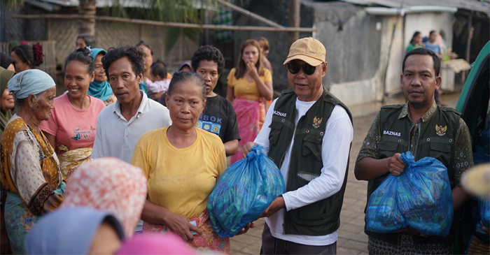 Baznas Lotim saat memberikan bantuan kepada korban banjir dalam daerah seperti yang terjadi di beberapa desa di wilayah Kecamatan Jerowaru.