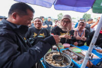 Gubernur NTB, Lalu Muhamad Iqbal saat mencoba menikmati cilok buatan UMKM lokal.