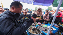 Gubernur NTB, Lalu Muhamad Iqbal saat mencoba menikmati cilok buatan UMKM lokal.