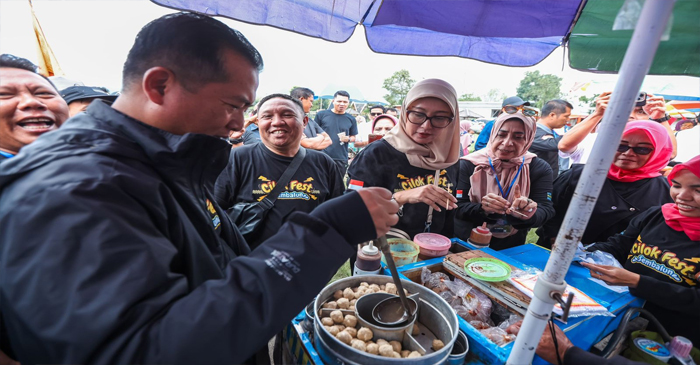Gubernur NTB, Lalu Muhamad Iqbal saat mencoba menikmati cilok buatan UMKM lokal.