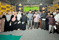 Anggota Komisi II DPR RI, H Fauzan Khalid saat pose bersama anak-anak yatim binaan dari Yayasan Baburrahman yang berlokasi di Desa Ombe Baru.