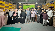 Anggota Komisi II DPR RI, H Fauzan Khalid saat pose bersama anak-anak yatim binaan dari Yayasan Baburrahman yang berlokasi di Desa Ombe Baru.