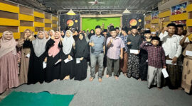 Anggota Komisi II DPR RI, H Fauzan Khalid saat pose bersama anak-anak yatim binaan dari Yayasan Baburrahman yang berlokasi di Desa Ombe Baru.