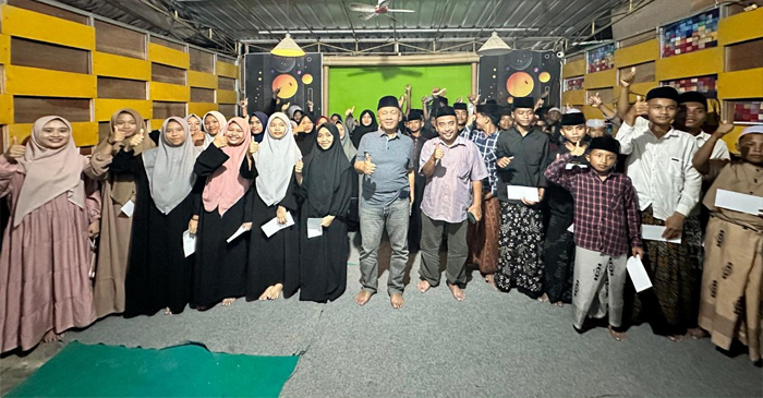 Anggota Komisi II DPR RI, H Fauzan Khalid saat pose bersama anak-anak yatim binaan dari Yayasan Baburrahman yang berlokasi di Desa Ombe Baru.