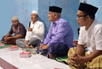 Anggota DPR RI Fraksi NasDem, H Fauzan Khalid (dua dari kiri) saat menggelar kegiatan reses, di Desa Dasan Tereng, Kecamatan Narmada, Lombok Barat, pada Sabtu malam (20/12/2025).