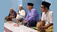 Anggota DPR RI Fraksi NasDem, H Fauzan Khalid (dua dari kiri) saat menggelar kegiatan reses, di Desa Dasan Tereng, Kecamatan Narmada, Lombok Barat, pada Sabtu malam (20/12/2025).