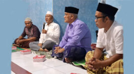 Anggota DPR RI Fraksi NasDem, H Fauzan Khalid (dua dari kiri) saat menggelar kegiatan reses, di Desa Dasan Tereng, Kecamatan Narmada, Lombok Barat, pada Sabtu malam (20/12/2025).