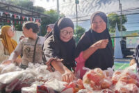 Suasana kegiatan Gerapam Pangan Murah yang berlangsung di Lapangan Pickleball Perumahan Pepabri Pagesangan, Kota Mataram, Kamis (4/12/2025).