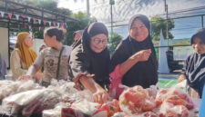 Suasana kegiatan Gerapam Pangan Murah yang berlangsung di Lapangan Pickleball Perumahan Pepabri Pagesangan, Kota Mataram, Kamis (4/12/2025).