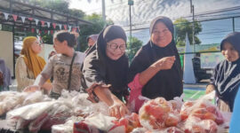 Suasana kegiatan Gerapam Pangan Murah yang berlangsung di Lapangan Pickleball Perumahan Pepabri Pagesangan, Kota Mataram, Kamis (4/12/2025).