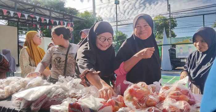 Suasana kegiatan Gerapam Pangan Murah yang berlangsung di Lapangan Pickleball Perumahan Pepabri Pagesangan, Kota Mataram, Kamis (4/12/2025).