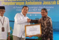 Gubernur NTB, Lalu Muhamad Iqbal (tengah) saat meresmikan penyeberangan ambulan jenazah gratis, di Pelabuhan Kayangan, Lotim, Jumat (12/12/2025).