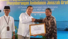 Gubernur NTB, Lalu Muhamad Iqbal (tengah) saat meresmikan penyeberangan ambulan jenazah gratis, di Pelabuhan Kayangan, Lotim, Jumat (12/12/2025).