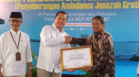 Gubernur NTB, Lalu Muhamad Iqbal (tengah) saat meresmikan penyeberangan ambulan jenazah gratis, di Pelabuhan Kayangan, Lotim, Jumat (12/12/2025).