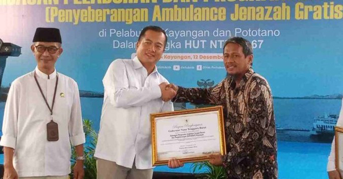 Gubernur NTB, Lalu Muhamad Iqbal (tengah) saat meresmikan penyeberangan ambulan jenazah gratis, di Pelabuhan Kayangan, Lotim, Jumat (12/12/2025).