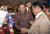 Gubernur NTB, Lalu Muhamad Iqbal berjabat tangan dengan Menko Bidang Hukum, Hak Asasi Manusia, Imigrasi, dan Pemasyarakatan, Yusril Ihza Mahendra, di sela-sela menghadiri Rakornas RUU Daerah Kepulauan, di Gedung Nusantara V, Kompleks Parlemen Senayan, Jakarta, Selasa (2/12/2025). 