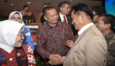 Gubernur NTB, Lalu Muhamad Iqbal berjabat tangan dengan Menko Bidang Hukum, Hak Asasi Manusia, Imigrasi, dan Pemasyarakatan, Yusril Ihza Mahendra, di sela-sela menghadiri Rakornas RUU Daerah Kepulauan, di Gedung Nusantara V, Kompleks Parlemen Senayan, Jakarta, Selasa (2/12/2025).