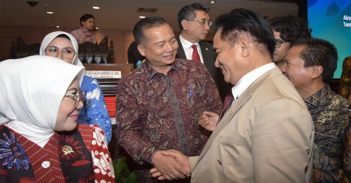 Gubernur NTB, Lalu Muhamad Iqbal berjabat tangan dengan Menko Bidang Hukum, Hak Asasi Manusia, Imigrasi, dan Pemasyarakatan, Yusril Ihza Mahendra, di sela-sela menghadiri Rakornas RUU Daerah Kepulauan, di Gedung Nusantara V, Kompleks Parlemen Senayan, Jakarta, Selasa (2/12/2025). 