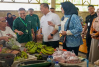 Gubernur NTB, Lalu Muhamad Iqbal, saat meninjau aktifitas pasar tradisional Dasan Agung didampingi Ketua TP PKK, Sinta Agathia Iqbal dan Direktur Utama (Dirut) Bank NTB Syariah, Nazaruddin, Kamis (11/12/2025).