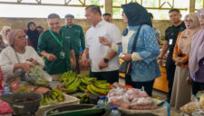 Gubernur NTB, Lalu Muhamad Iqbal, saat meninjau aktifitas pasar tradisional Dasan Agung didampingi Ketua TP PKK, Sinta Agathia Iqbal dan Direktur Utama (Dirut) Bank NTB Syariah, Nazaruddin, Kamis (11/12/2025).
