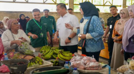 Gubernur NTB, Lalu Muhamad Iqbal, saat meninjau aktifitas pasar tradisional Dasan Agung didampingi Ketua TP PKK, Sinta Agathia Iqbal dan Direktur Utama (Dirut) Bank NTB Syariah, Nazaruddin, Kamis (11/12/2025).