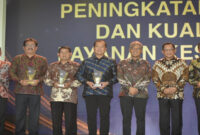 Gubernur NTB, Lalu Muhamad Iqbal (paling tengah) pose bersama usai menerima penghargaan dari Mendagri, Tito Karnavian.