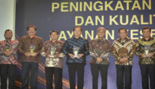 Gubernur NTB, Lalu Muhamad Iqbal (paling tengah) pose bersama usai menerima penghargaan dari Mendagri, Tito Karnavian.