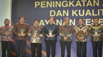 Gubernur NTB, Lalu Muhamad Iqbal (paling tengah) pose bersama usai menerima penghargaan dari Mendagri, Tito Karnavian.