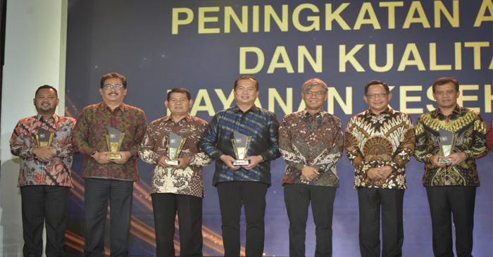 Gubernur NTB, Lalu Muhamad Iqbal (paling tengah) pose bersama usai menerima penghargaan dari Mendagri, Tito Karnavian.