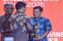 Pj Sekda NTB, HL Moh. Faozal mewakili Gubernur NTB saat menerima penghargaan dari Kemendagri dalam ajang IGA 2025 sebagai Provinsi Sangat Inovatif.