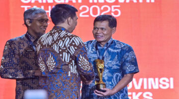 Pj Sekda NTB, HL Moh. Faozal mewakili Gubernur NTB saat menerima penghargaan dari Kemendagri dalam ajang IGA 2025 sebagai Provinsi Sangat Inovatif.