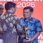 Pj Sekda NTB, HL Moh. Faozal mewakili Gubernur NTB saat menerima penghargaan dari Kemendagri dalam ajang IGA 2025 sebagai Provinsi Sangat Inovatif.