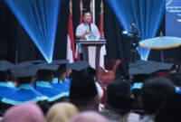 Gubernur NTB, Lalu Muhamad Iqbal, saat memberikan sambutan pada acara Wisuda Sarjana Strata Satu (S1) Institut Elkatarie Angkatan ke-II Tahun 2025, yang digelar di Hotel Grand Madani, Jalan Udayana Mataram, Senin (29/12/2025).