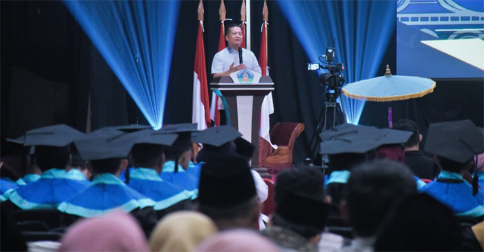 Gubernur NTB, Lalu Muhamad Iqbal, saat memberikan sambutan pada acara Wisuda Sarjana Strata Satu (S1) Institut Elkatarie Angkatan ke-II Tahun 2025, yang digelar di Hotel Grand Madani, Jalan Udayana Mataram, Senin (29/12/2025).