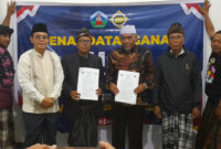 Rektor Institut Elkatarie, Dr. Asbullah Muslim, S.Fil.I., M.Pd.I (tiga dari kiri) dan Dewan Adat MAS, Prof. Dr. H. Galang Asmara, SH,. M.Hum (tiga dari kanan) saat menunjukkan MoU yang telah ditandatangani.