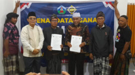 Rektor Institut Elkatarie, Dr. Asbullah Muslim, S.Fil.I., M.Pd.I (tiga dari kiri) dan Dewan Adat MAS, Prof. Dr. H. Galang Asmara, SH,. M.Hum (tiga dari kanan) saat menunjukkan MoU yang telah ditandatangani.