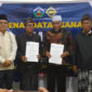 Rektor Institut Elkatarie, Dr. Asbullah Muslim, S.Fil.I., M.Pd.I (tiga dari kiri) dan Dewan Adat MAS, Prof. Dr. H. Galang Asmara, SH,. M.Hum (tiga dari kanan) saat menunjukkan MoU yang telah ditandatangani.