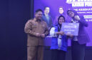 Ketua TP Posyandu NTB, Sinta Agathia Iqbal (paling kanan) saat menyerahkan hadiah doorprize kepada peserta didampingi Kepala Dinas Kesehatan NTB, Dr. dr. H. Lalu Hamzi Fikri, MM., MARS, pada acara Jambore Posyandu, di Hotel Lombok Raya Mataram, Senin (8/12/2025).