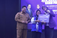 Ketua TP Posyandu NTB, Sinta Agathia Iqbal (paling kanan) saat menyerahkan hadiah doorprize kepada peserta didampingi Kepala Dinas Kesehatan NTB, Dr. dr. H. Lalu Hamzi Fikri, MM., MARS, pada acara Jambore Posyandu, di Hotel Lombok Raya Mataram, Senin (8/12/2025).