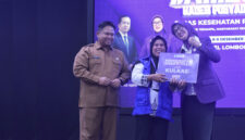 Ketua TP Posyandu NTB, Sinta Agathia Iqbal (paling kanan) saat menyerahkan hadiah doorprize kepada peserta didampingi Kepala Dinas Kesehatan NTB, Dr. dr. H. Lalu Hamzi Fikri, MM., MARS, pada acara Jambore Posyandu, di Hotel Lombok Raya Mataram, Senin (8/12/2025).
