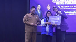 Ketua TP Posyandu NTB, Sinta Agathia Iqbal (paling kanan) saat menyerahkan hadiah doorprize kepada peserta didampingi Kepala Dinas Kesehatan NTB, Dr. dr. H. Lalu Hamzi Fikri, MM., MARS, pada acara Jambore Posyandu, di Hotel Lombok Raya Mataram, Senin (8/12/2025).