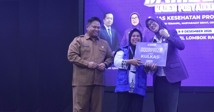 Ketua TP Posyandu NTB, Sinta Agathia Iqbal (paling kanan) saat menyerahkan hadiah doorprize kepada peserta didampingi Kepala Dinas Kesehatan NTB, Dr. dr. H. Lalu Hamzi Fikri, MM., MARS, pada acara Jambore Posyandu, di Hotel Lombok Raya Mataram, Senin (8/12/2025).