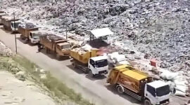 Kondisi truk sampah mengular berjam-jam di TPA Kebon Kongok.