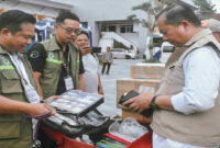 Gubernur NTB, Lalu Muhamad Iqbal mengecek peralatan medis dan obat-obatan yang akan dikirim ke Provinsi Aceh untuk membantu meringankan beban masyarakat yang terdampak bencana.