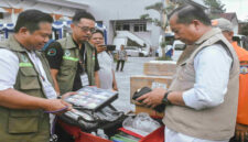 Gubernur NTB, Lalu Muhamad Iqbal mengecek peralatan medis dan obat-obatan yang akan dikirim ke Provinsi Aceh untuk membantu meringankan beban masyarakat yang terdampak bencana.