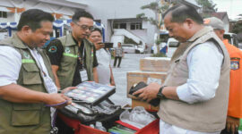 Gubernur NTB, Lalu Muhamad Iqbal mengecek peralatan medis dan obat-obatan yang akan dikirim ke Provinsi Aceh untuk membantu meringankan beban masyarakat yang terdampak bencana.