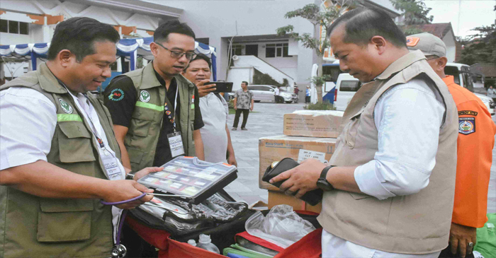Gubernur NTB, Lalu Muhamad Iqbal mengecek peralatan medis dan obat-obatan yang akan dikirim ke Provinsi Aceh untuk membantu meringankan beban masyarakat yang terdampak bencana.