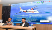 Corporate Communication Strategy Lion Air Group, Danang Mandala Prihantoro (kiri) dan General Manager (GM) Angkasa Pura I BIZAM Lombok, Aidil Philip Julian (kanan).