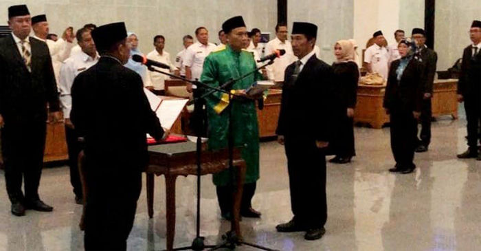 Suasana pelantikan dan pengambilan sumpah jabatan sejumlah pejabat eselon II lingkup Pemkab Lobar, di aula Bupati Lobar, Rabu (31/12/2025).